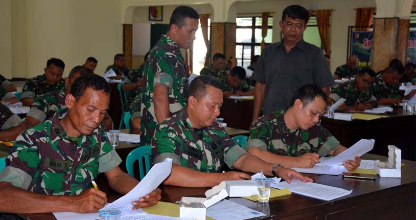 Dandim 0824 Letkol Inf La Ode M Nurdin saat melakukan penelitian bersama Pasi Intel Korem 083 Mayor Inf Sukarianto. (ist)