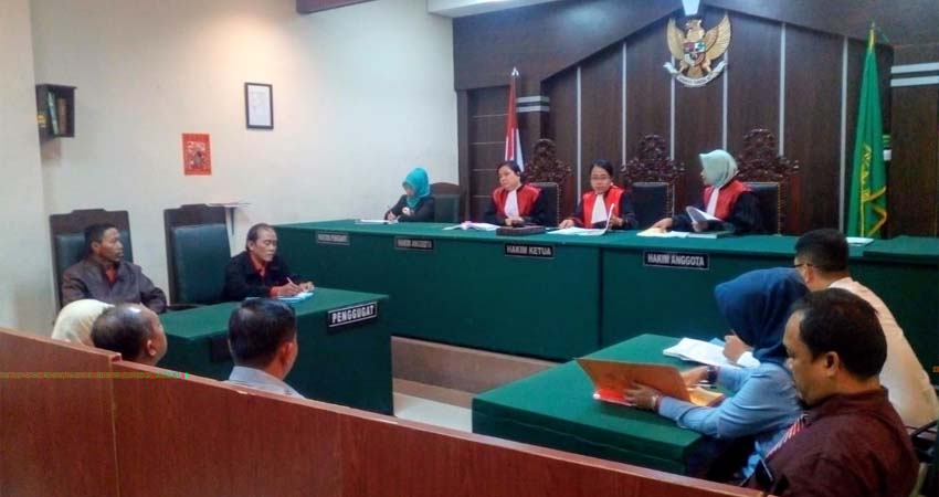 Suasana sidang mediasi Untung Suropati VS Perhutani. (rir)