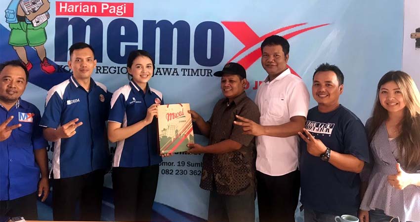 Karyawan Hotel Meotel silaturahmi di kantor Memo X biro Jember. (gik)