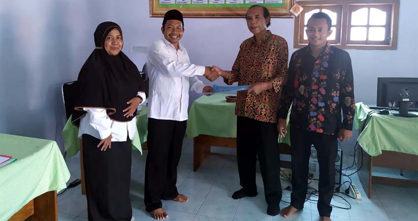 Kepala UPM IKIP PGRI Jember Drs Gunawan, MPd, ( Batik Coklat) serahkan MOU kerjasama pada ketua yayasan Ponpes Tanjung Rejo Jumarto, MPd.I (baju putih) di dampingi Kabag Kerjasama Nasional dan Internasional IKIP PGRI Jember, A. Zaki Emyus, MPd, (batik Hitam). (yud)