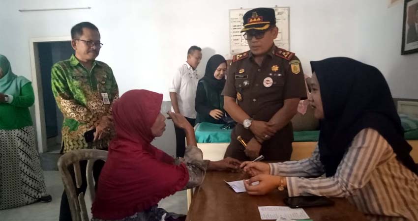 Bersama Ketua LKNU dan Kajari Jember memantau jalannya pemeriksaan kesehatan di kantor Desa Subo. (ist)