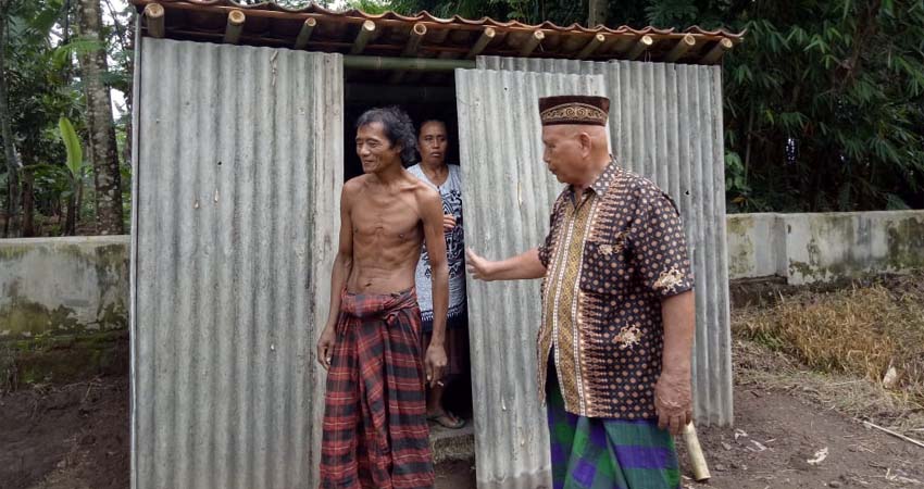 Darmo warga Sukamakmur yang tinggal di lahan pemakaman. (gik)