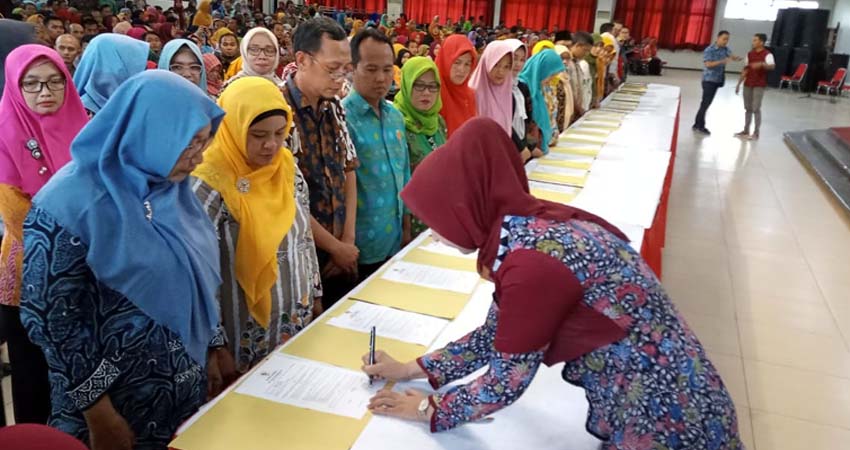 Bupati Faida saat menandatangani kontrak CP3K di Aula PB Sudirman Pemkab Jember. (ist)