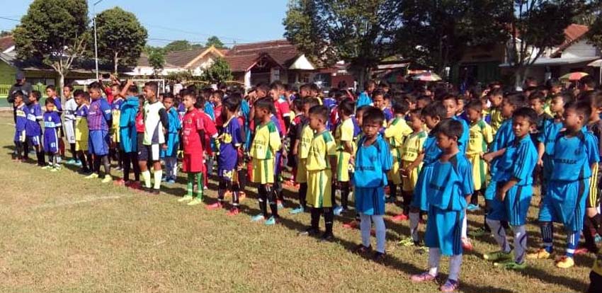 Para Siswa SSB Asero saat Launching di lapangan Wirolegi. (tog)