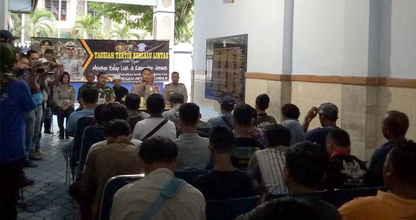 Kasatlantas Polres Jember dan ulama memberikan tausiah (gik)