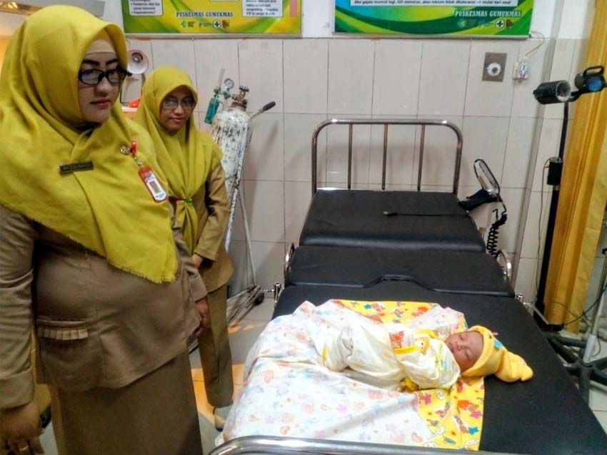 Bayi sewaktu di Puskesmas Gumukmas. (rir)