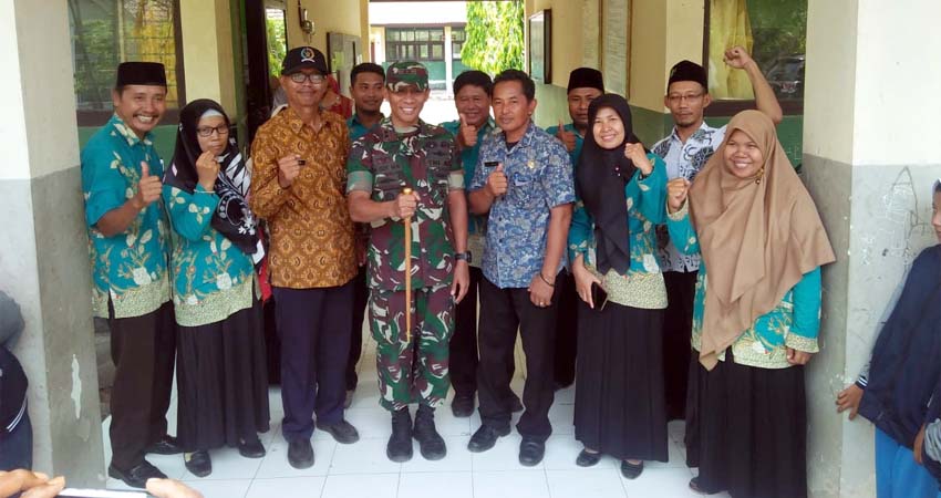 Dandim 0824 Jember Letkol Inf La Ode M Nurdin foto bersama Kepala sekolah (kiri dandim no 2 perempuan) dan para guru SMP An – nisa. (bud)