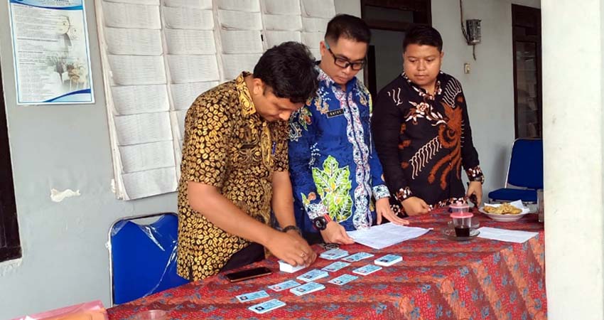 Kadis kominfo Gatot Triyono (tengah baju biru) memantau langsung pendistribusian KTP-E di beberapa kelurahan. (gik)