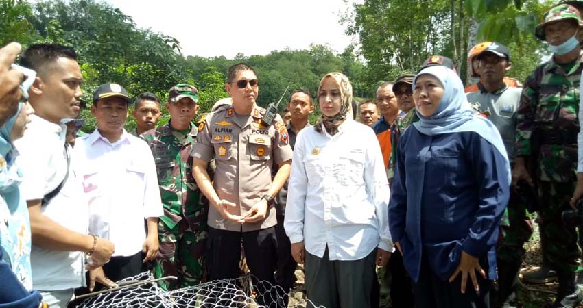 Didampingi dr Hj Faida MMr dan Forkopimda Jember, Gubernur Jawa Timur Khofifah Indar Parawansa kunjungi tebing yang longsor dan jalan terputus di Kali Jompo Klungkung Jember. (gik)