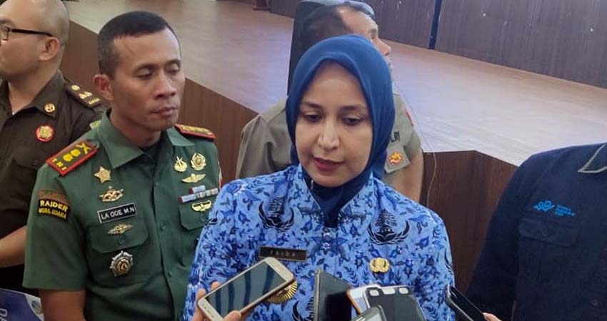 Bupati Jember dr Faida saat diwawancarai sejumlah wartawan di Pendopo Wahyawibawagraha. (gik)