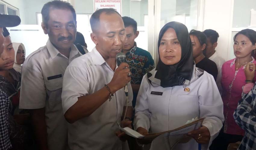 Kades (baju putih perempuan) bersama koordinator dari Dispenduk dalam memberikan pelayanan adminduk. (tog)