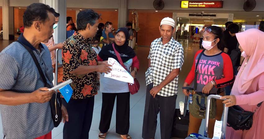 Petugas Puskesmas Jombang, kecamatan dan Pemdes serta Keluarga saat menerima Ratna Ayu Ningrum (celana Coklat) di bandara Ngurah Rai. (ist)