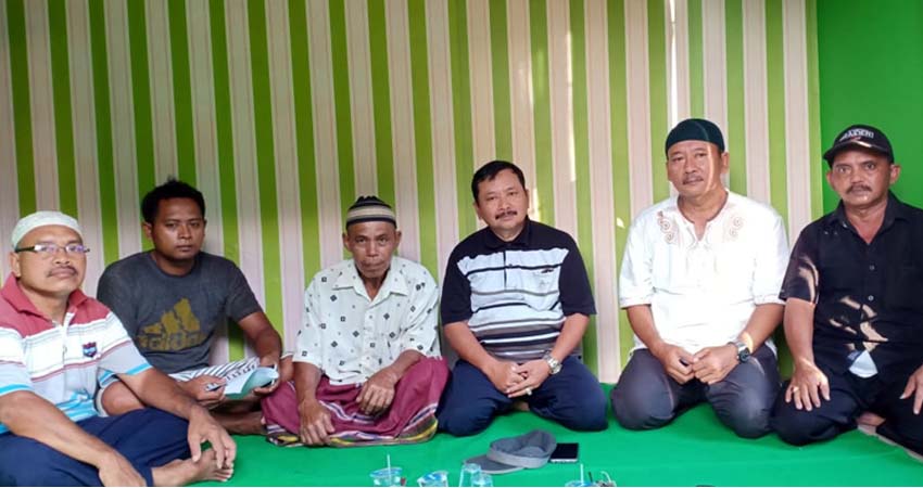 Didampingi kepala Desa Mangaran, Camat Ajung koordinasi dengan keluarga TKW. (ist)