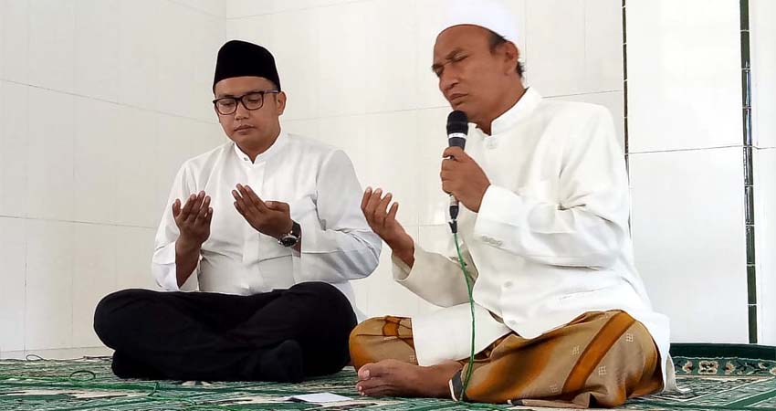 Vian usai sungkem, memohon doa dan restu para ulama di Jember. (ist)