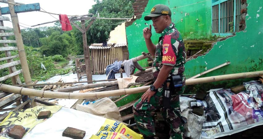 Kondisi salah satu rumah yang berada di aas tebing kali tanggul. (bud)