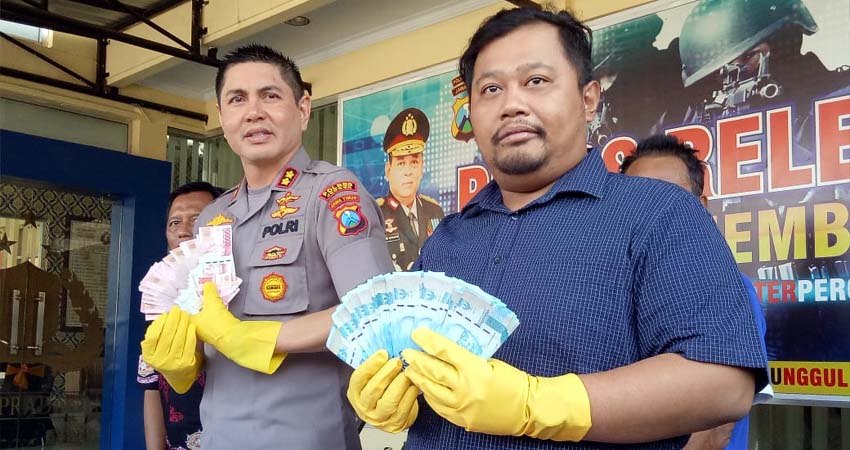 Kapolres Jember AKBP Alfian Nurrizal bersama Kasat Reskrim tunjukkan Upal. (gik)