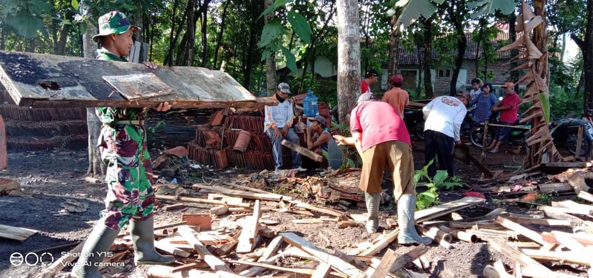 Warga dan Babinsa melakukan Kerja Bakti masjid. (bud)