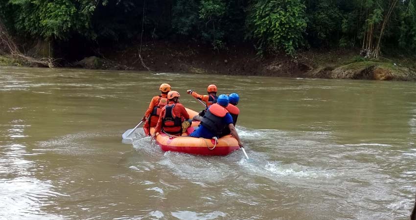 Dibantu warga Tim Basarnas melakukan proses pencarian di sekitar sungai