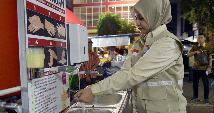 Bupati Jember melakukan pemasangan fasilitas cuci tangan di sejumlah titik. (ist)