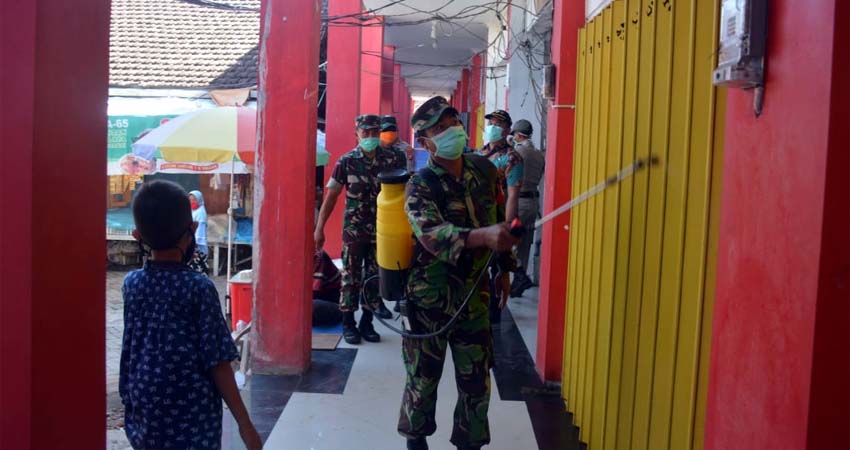 Pasar tradisional Tegal Besar dilakukan penyemprotan disinfektan (gik)