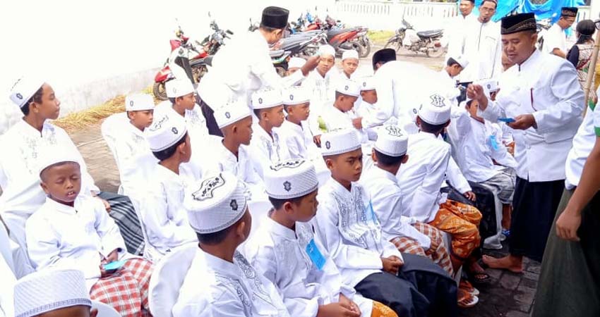 33 anak sebelum sunatan massal di kantor MWC NU Umbulsari. (bud)