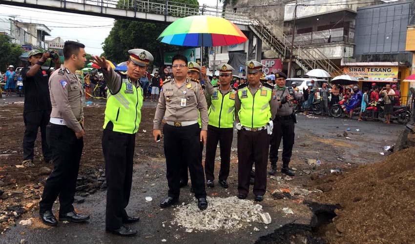 Tinjauan Korlantas Polri bersama jajaran Polres Jember di lokasi bencana pertokoan Jompo. (ist)