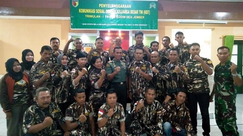 Anggota KBT foto bersama Dandim 0824 Jember sesaat setelah acara (humas kodim 0824 for Tog )