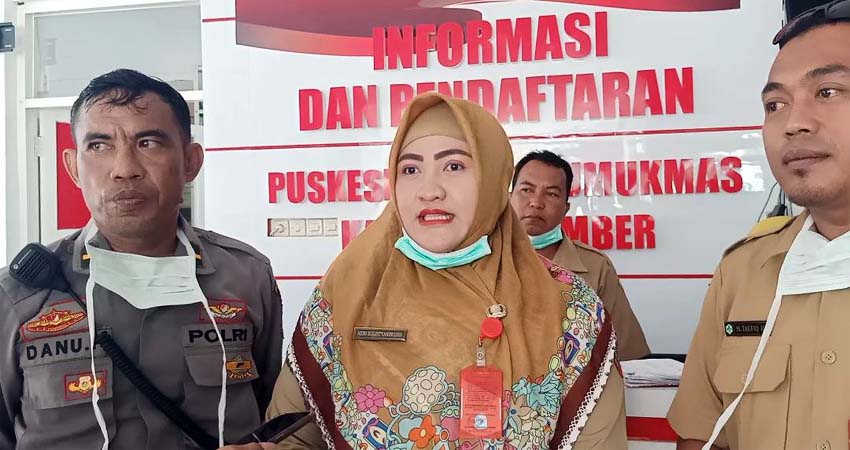 Kanit Shabara Polsek Gumukmas Ipda Danu Prasetyo (berdiri sebelah kiri) dan perawat pelaksana Puskesmas Gumukmas Neni Sulistyaningsih S.kep.Ners (berdiri tengah) saat di Konfirmasi Memontum.com. (rir)