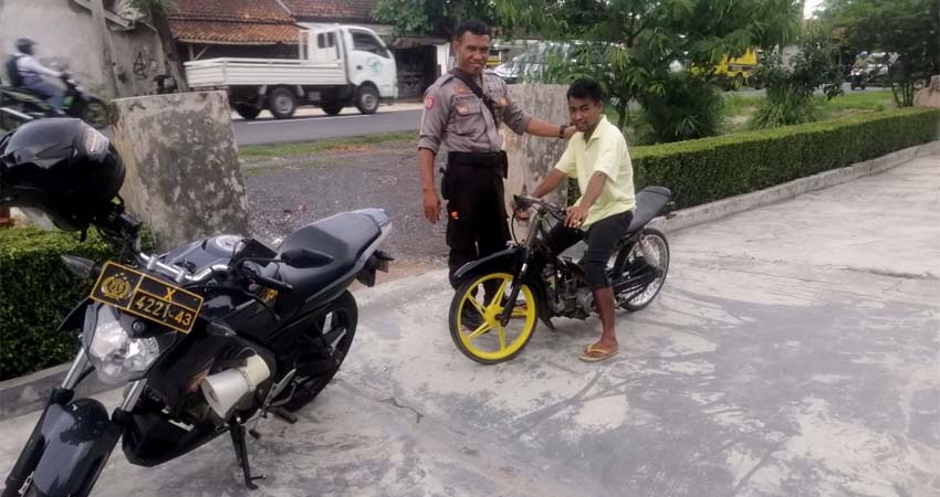 Kanit Shabara Ipda Danu Prasetyo saat mengamankan kendaraan motor roda 2 Protolan di jalan raya Gumukmas. (rir)