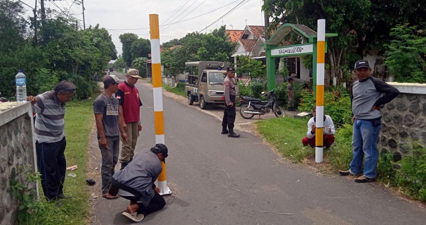 Warga bersama Perangkat Desa dan Satpol PP, memasang kembali Portal Pembatas jalan yang hilang. (bud)