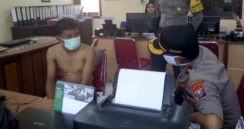 Tersangka pencuri kotak amal saat diinterogasi di Mapolsek Kaliwates. (gik)