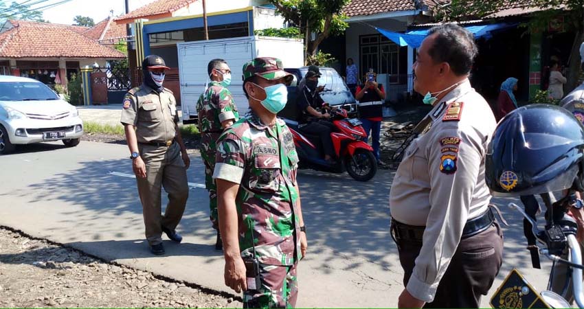 Tampak petugas membubarkan para pedagang dan pengunjung pasar hewan Yosorati. (ist)