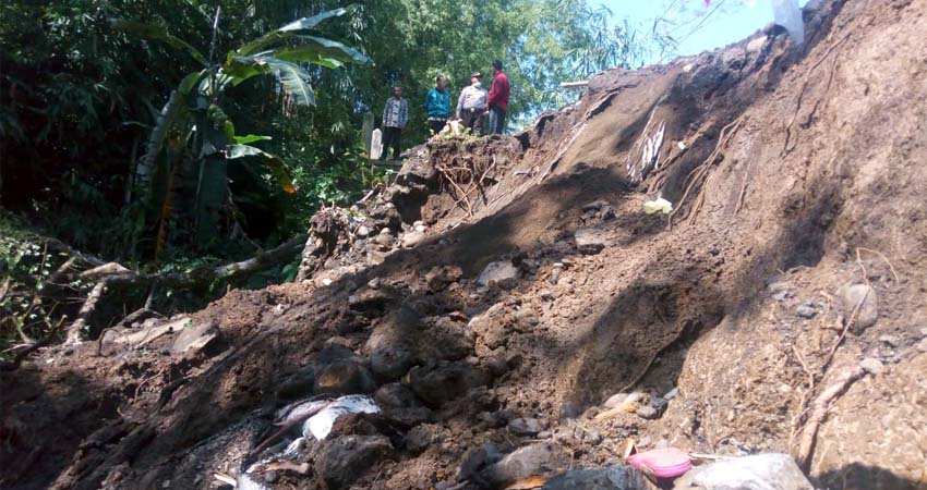 Kapolsek Sumberbaru AKP Subagio, saat tinjau lokasi tanah Longsor. (bud)