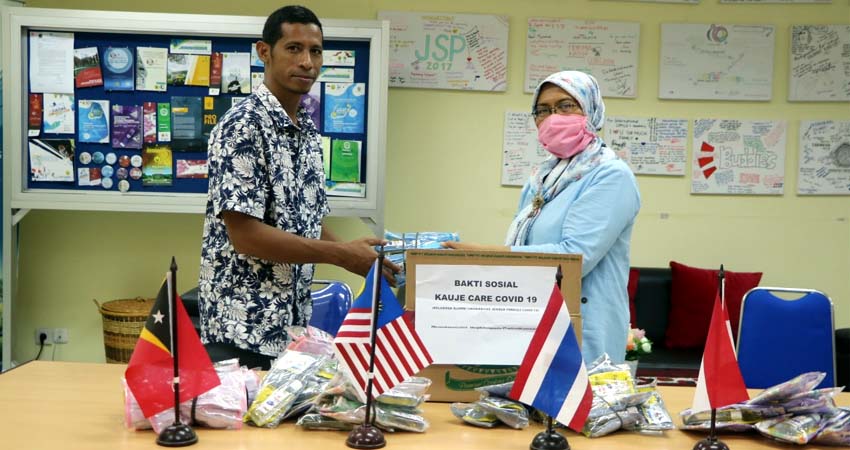 Mualim saat menerima paket bantuan kesehatan dari pengurus KUAJE. (Kj1)