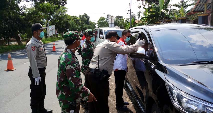 Petugas sedang memeriksa setiap pengendara. (yud)