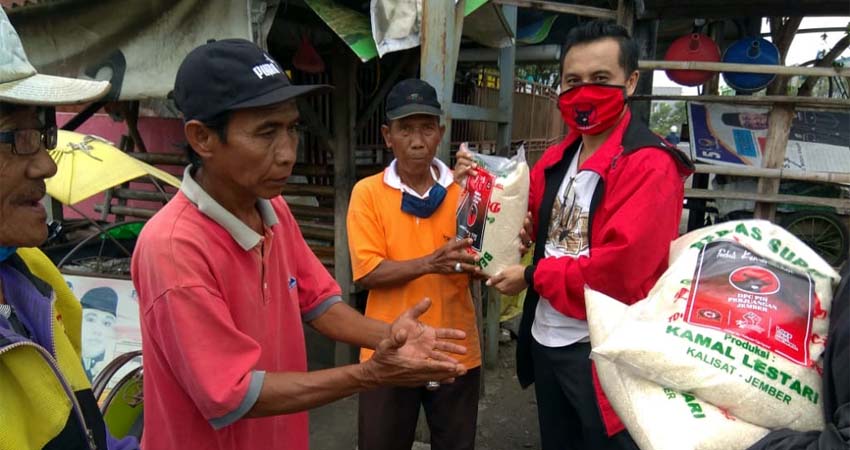 PDI-Perjuangan Jember Bagikan Sembako kepada “Wong Cilik” Terdampak Covid-19