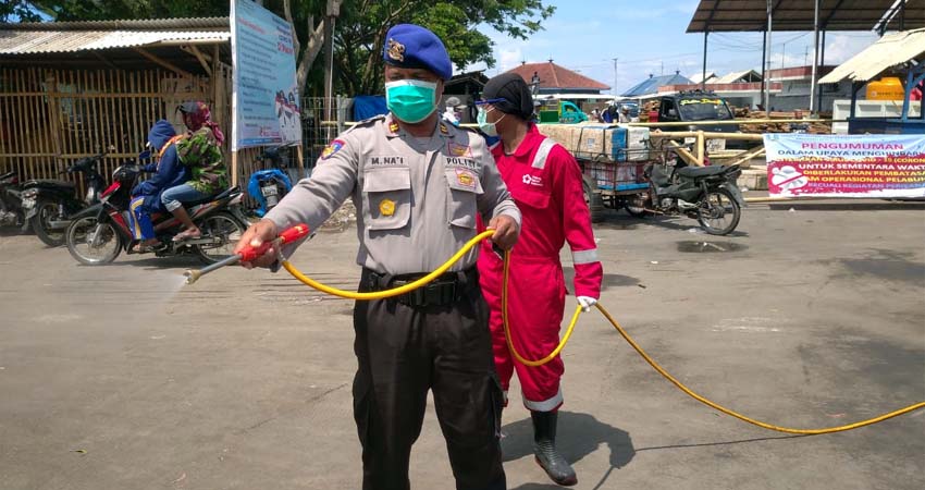 Relawan PMI Jember melakukan penyemprotan di sejumlah tempat di Puger. (Ist)