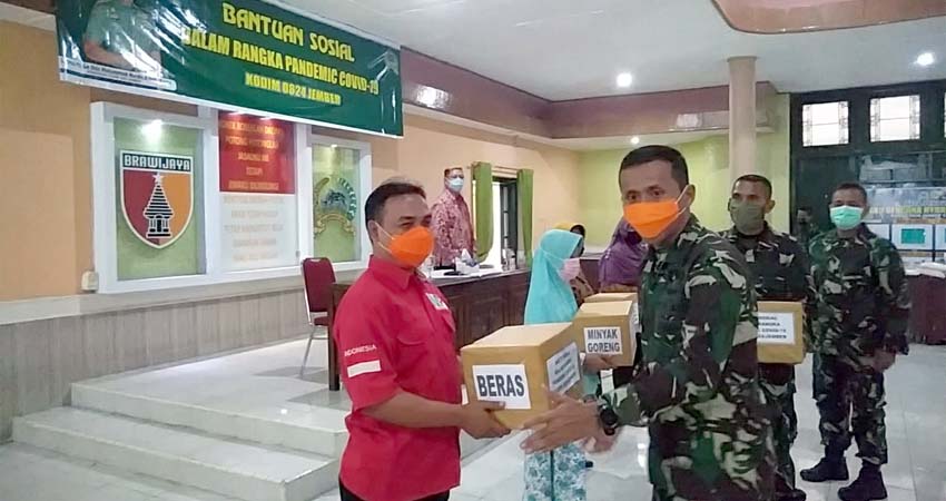 Warga Tionghoa Gandeng Kodim Jember Bagikan Baksos Dampak Covid-19