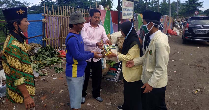 Bersyukur Skripsi Selesai, Mahasiswa UIJ Bagi Sembako