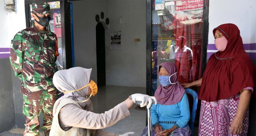 Bupati Jember saat serahkan bantuan. (Ist)