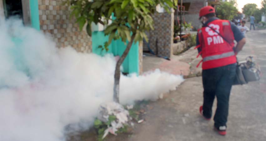 Petugas dari PMI sedang melakukan Fogging. (Tog)