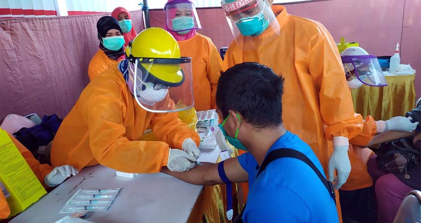 Petugas melakukan rapid tes kepada pedagang di Pasar Bungur. (tog/yud)