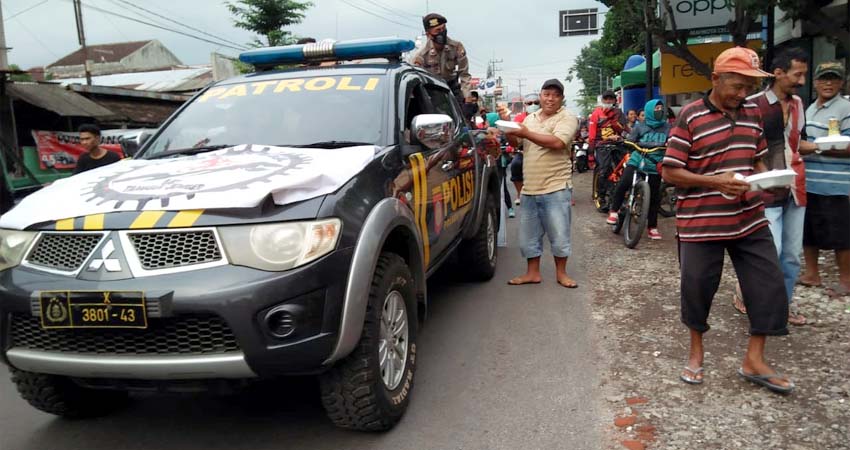 Petugas kepolisian bersama anggota Komunitas sepeda GGT bagikan takjil. (Yud)