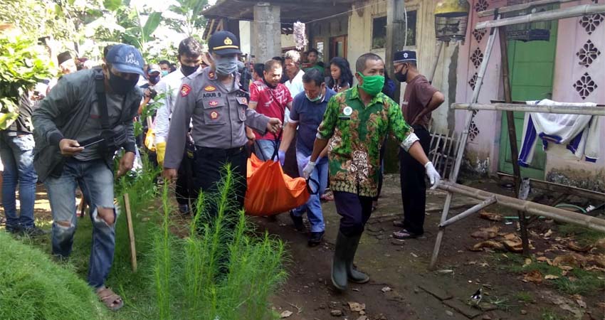 Petugas mengevakuasi Jenasah Hotijah. (yud)