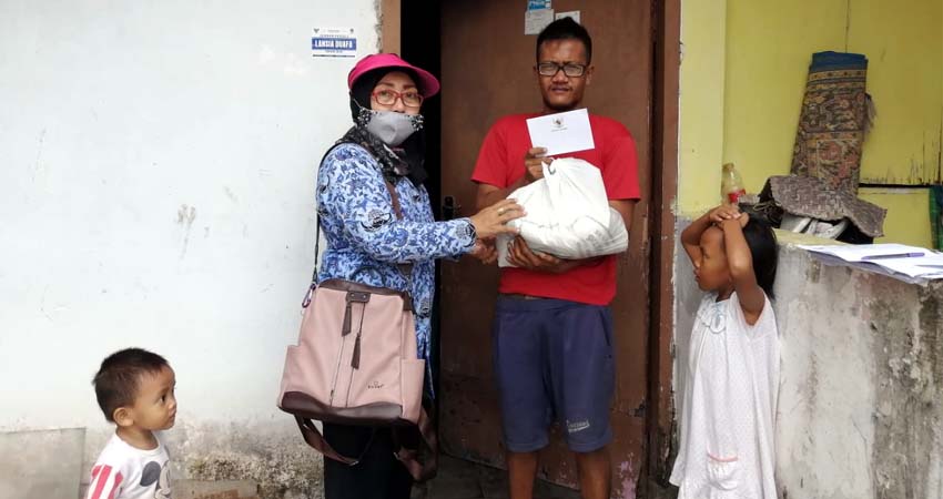 Lurah Ani saat menyerahkan bantuan sembako. (Ist)