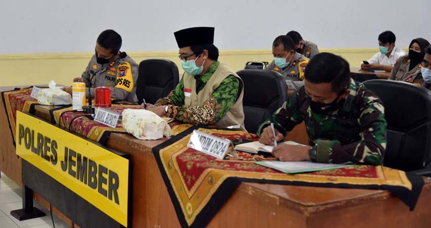 Wabup Jember Drs KH A Muqit Arief bersama Kapolres Jember dan Dandim 0824 Jember. (Ist)