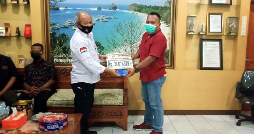 Rukman Supriatna, S Hut MM serahkan sharing pada ketua LMDH Guyup rukun (Perhutani for memontum.com)