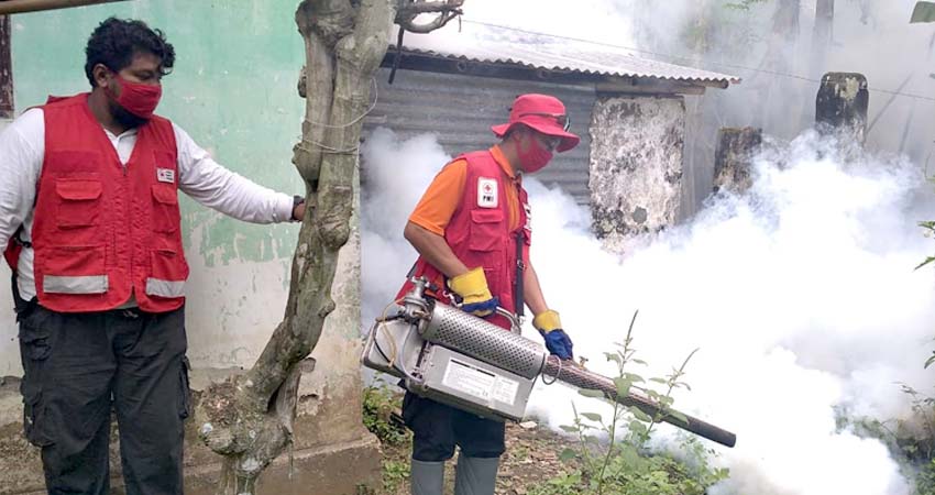 Petugas PMI melakukan fogging. (yud)