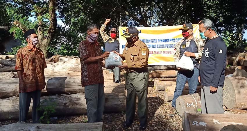 Perhutani KPH Jember Salurkan Bantuan 2.250 Paket Sembako