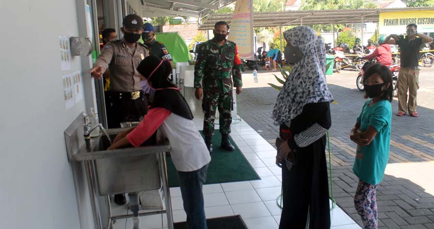 TNI – Polri Giat Penegakan Disiplin Protokol Kesehatan Covid-19 di Giant Supermarket